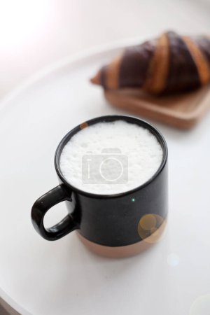 Foto de Café y croissant sobre mesa de madera. Desayuno francés. Vista superior plano con espacio de copia para su texto - Imagen libre de derechos