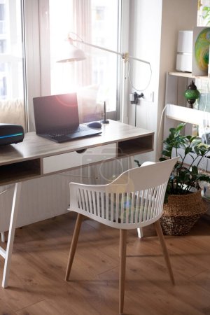 Foto de Cómodo lugar de trabajo con computadora portátil en el hogar, oficina en casa - Imagen libre de derechos