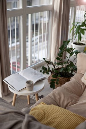 Foto de Un lugar acogedor para relajarse en un interior escandinavo con un sofá, mesa y revista - Imagen libre de derechos
