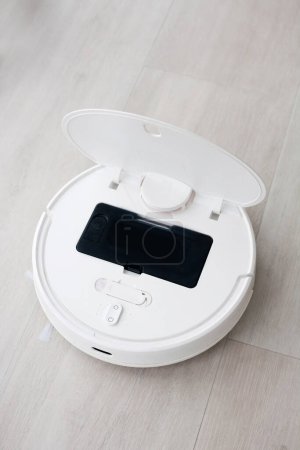 Foto de Concepto de hogar inteligente, control remoto de una aspiradora robot a través de Internet y detección de la contaminación de la cocina por inteligencia artificial - Imagen libre de derechos