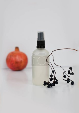 Foto de Una botella cosmética mate del aerosol del vidrio, el empaquetado de la marca del minimalismo maqueta para arriba - Imagen libre de derechos