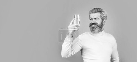 Téléchargez les photos : Concept de soins de santé, mode de vie, gros plan. Homme souriant tenant du verre transparent dans sa main. Heureux homme barbe boire de l'eau. Noir et blanc. - en image libre de droit