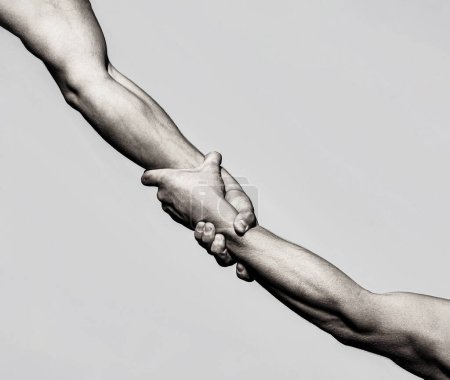 Ayudar al concepto de la mano y el día internacional de la paz, el apoyo. Primer plano. Mano de ayuda extendida, brazo aislado, salvación. Blanco y negro.