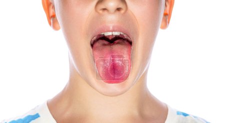 Kleiner Junge zeigt ihre Zunge. Kind streckt Zunge aus - hautnah. Kleiner Junge streckt seine Zehen aus. Kind zeigt seine Zunge auf weißem Hintergrund, Nahaufnahme. Gesundheits- und medizinische Konzepte.