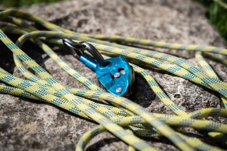 Foto de Primer plano de un dispositivo de bramido asistido por escalada en roca y una cuerda verde. - Imagen libre de derechos