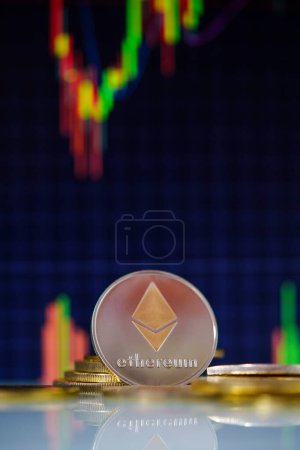 Stapel oder Haufen Gold Kryptowährung Ethereum mit Candle-Stick-Diagramm und digitalem Hintergrund.