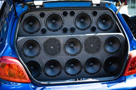 Téléchargez les photos : The inside of a car trunk full of stereo speakers. - en image libre de droit