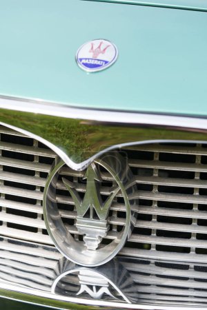 Téléchargez les photos : Côme, Italie - 22 mai 2022 : Image éditoriale illustrative du pare-chocs avant et emblème d'une voiture Maserati vintage. - en image libre de droit