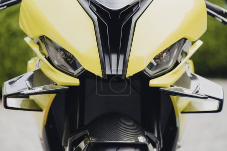Téléchargez les photos : Vue de face des volets ou des ailes aérodynamiques d'une moto sportive moderne. - en image libre de droit