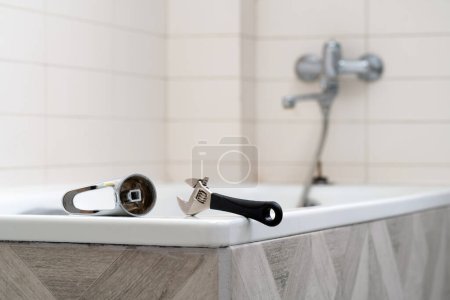 Foto de Fugas de grifo de la ducha. Mango de bañera roto. Reparación urgente - Imagen libre de derechos