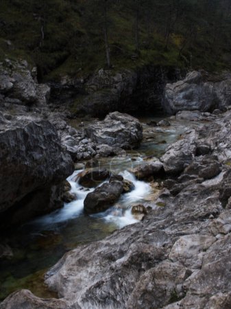 Téléchargez les photos : Les piscines d'émeraude sont l'une des attractions naturelles les plus spectaculaires du Frioul, elles sont situées à Val Tramontina (Tramonti di Sopra), l'une des sept vallées du parc naturel des Dolomites friuliennes. - en image libre de droit
