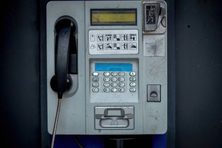 Foto de Antigua cabina telefónica. Teléfono con cable viejo. Primer plano. - Imagen libre de derechos