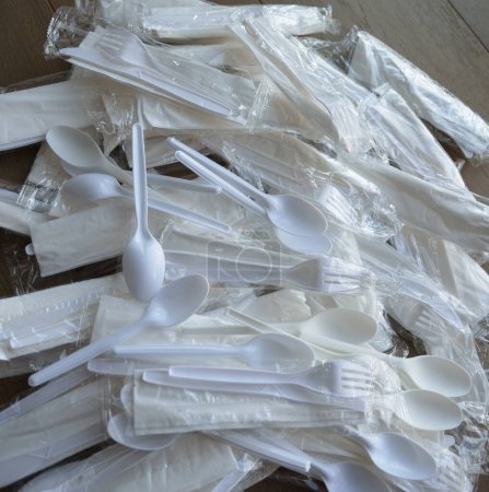 Foto de Una pila de cubiertos desechables de plástico no utilizados - Imagen libre de derechos