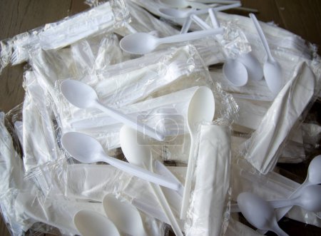 Foto de Una pila de cubiertos de plástico envueltos sin abrir - Imagen libre de derechos