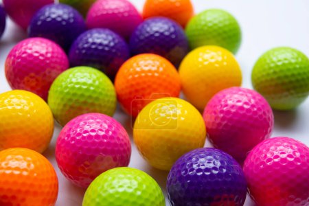 Téléchargez les photos : Un fond de mini balles de golf aux couleurs vives - en image libre de droit