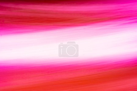 Téléchargez les photos : Bannière de fond abstraite avec des rayures diagonales rouges et roses et de la lumière au centre. Contexte : - en image libre de droit