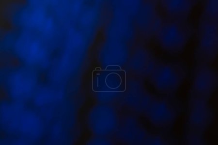 Téléchargez les photos : Bokeh bleu abstrait sur fond noir, veilleuses. Contexte : - en image libre de droit
