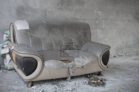 Téléchargez les photos : Canapé gravement endommagé avec espace de copie - en image libre de droit