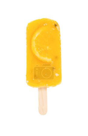 Foto de Paleta de sabor fresco de fruta de la pasión con rodaja de naranja en la composición vertical blanca - Imagen libre de derechos