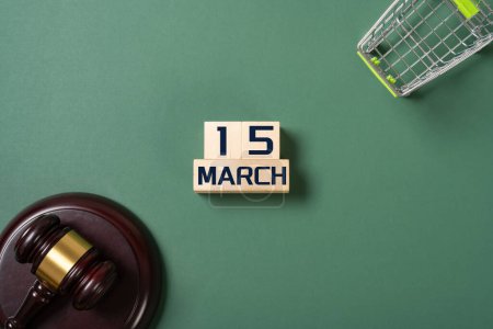 Foto de MARCH 15 and shopping cart and judge gavel concept of world consumer rights day - Imagen libre de derechos