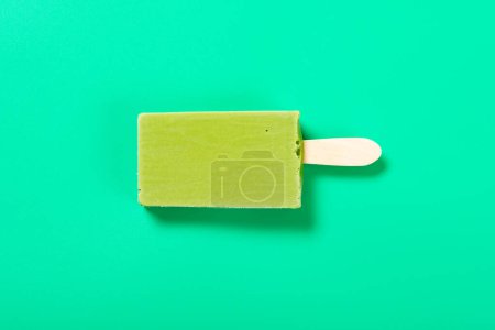 Foto de Vista superior matcha y paleta de sabor a leche sobre fondo verde - Imagen libre de derechos