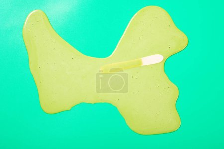 Foto de Vista superior matcha derretida y paleta de sabor a leche sobre fondo verde - Imagen libre de derechos