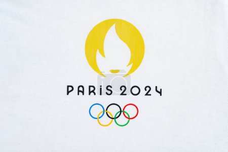 Téléchargez les photos : ZHONGSHAN Chine-18 juin 2023 : Logo des Jeux Olympiques de Paris 2024 sur un T-shirt à composition horizontale. - en image libre de droit