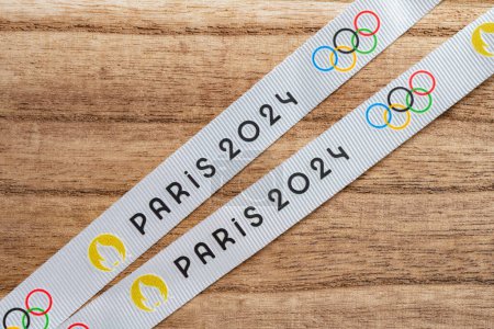 Foto de ZHONGSHAN China-21 de junio de 2023: correa de vista superior impresa con el logotipo de los Juegos Olímpicos de París 2024. - Imagen libre de derechos