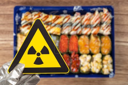 Foto de Señal de advertencia de radiación nuclear por encima de composición horizontal de sushi borrosa - Imagen libre de derechos