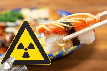 Foto de Señal de advertencia de radiación nuclear y sushi - Imagen libre de derechos