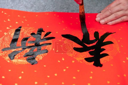 Téléchargez les photos : Écriture Nouvel An chinois rouleaux traduction des caractères sont nouvelle année - en image libre de droit