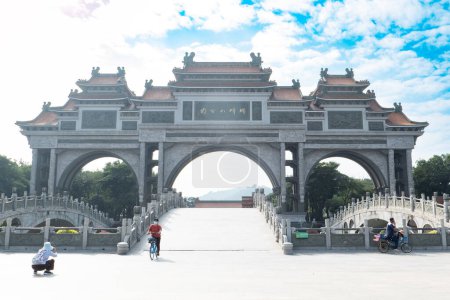 Téléchargez les photos : Shunde GUANGDONG Chine-15 décembre 2023 : Shunde Shunfeng Mountain Park Archway. - en image libre de droit