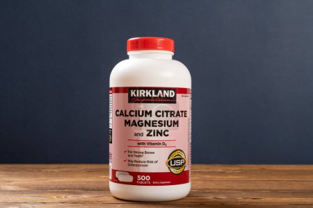Téléchargez les photos : ZhongShan Chine-29 février 2024 : bouteille de citrate de calcium Kirkland magnésium et zinc avec des comprimés de vitamine D3. - en image libre de droit