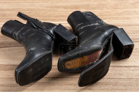 Téléchargez les photos : Noir cassé chaussures à talons hauts pour dame - en image libre de droit