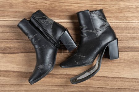 Foto de Vista superior negro roto zapatos de tacón alto para dama - Imagen libre de derechos