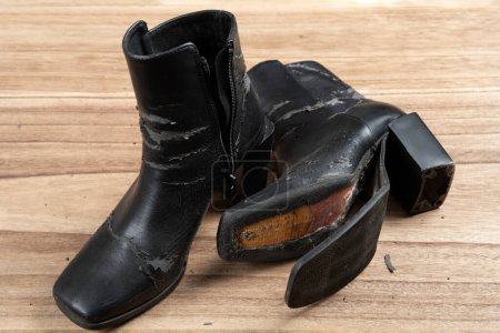 Foto de Zapatos de tacón alto rotos negros para dama - Imagen libre de derechos
