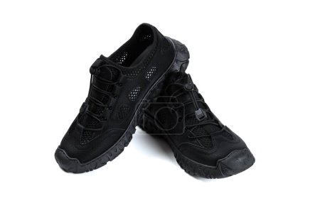 zapatos deportivos ventilados negros para hombres sobre fondo blanco
