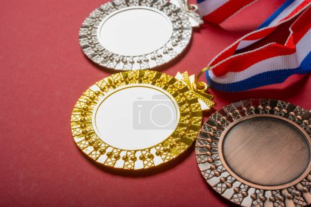 Winkelansicht Set von Gold-, Silber- und Bronzemedaillen aus nächster Nähe