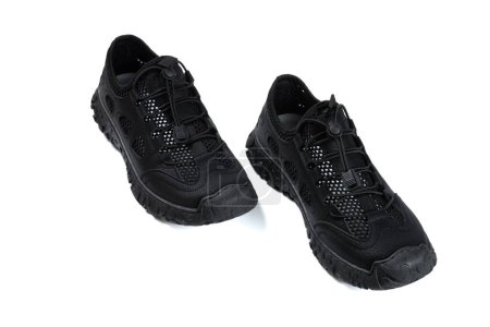 zapatos deportivos ventilados negros para hombres sobre fondo blanco