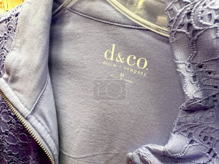 Foto de New Hope, Minnesota - 6 de noviembre de 2022: Close up of a Denim and Company clothing label. Esta marca se vende en QVC - Imagen libre de derechos