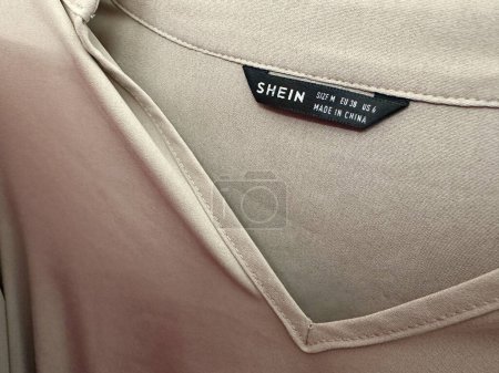 Foto de New Hope, Minnesota - 6 de noviembre de 2022: Primer plano de una etiqueta de marca de ropa Shein. Esta es una tienda de ropa en línea que vende moda rápida - Imagen libre de derechos