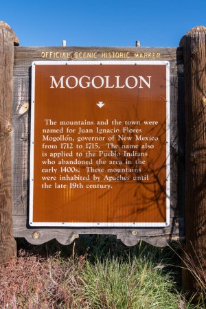 Téléchargez les photos : Mogollon, Nouveau-Mexique - 20 octobre 2022 : Marqueur historique de la ville fantôme de Mogollon - en image libre de droit