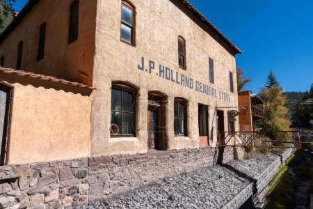 Téléchargez les photos : Mogollon, Nouveau-Mexique - 20 octobre 2022 : Le magasin général JP Holland dans la ville fantôme abandonnée de Mogollon - en image libre de droit