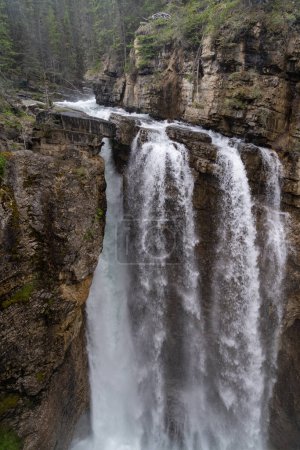 Téléchargez les photos : Chute d'eau Upper Falls dans le canyon Johnston - Parc national Banff Canada - en image libre de droit