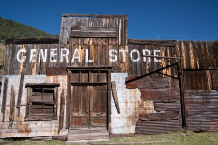 Téléchargez les photos : Immeuble du magasin général abandonné, s'effondrant, dans la ville fantôme de Mogollon Nouveau-Mexique - en image libre de droit