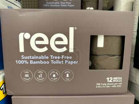 Téléchargez les photos : Plymouth, Minnesota - October 27, 2022: Display of Reel brand sustainable tree-free bamboo toilet paper for sale at a store - en image libre de droit