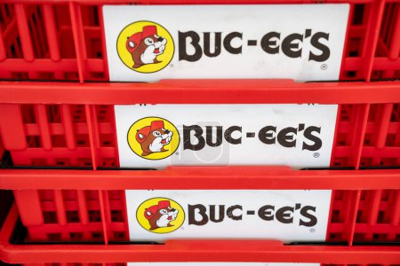Téléchargez les photos : Daytona Beach, Florida - December 29, 2022: Buc-ees logo on shopping baskets at the famous large truck stop and gas station, known for clean restrooms. In selective focus - en image libre de droit