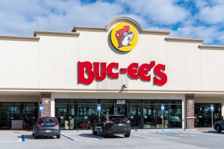 Foto de Daytona Beach, Florida - December 29, 2022: Large convenience store and gas station Buc-ees featuring a beaver mascot. This travel truck stop is known for clean restrooms and food - Imagen libre de derechos