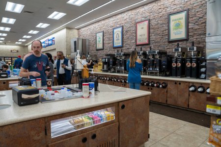 Téléchargez les photos : Daytona Beach, Florida - December 29, 2022: Customers fill up on coffee at a Buc-ees, a famous large truck stop and gas station, known for clean restrooms - en image libre de droit