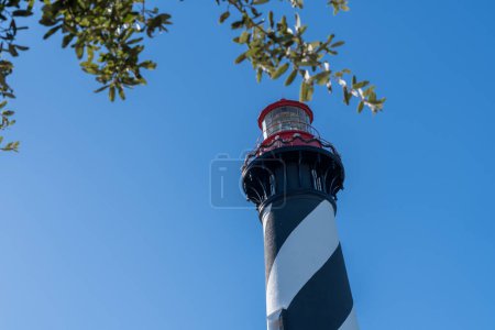 Foto de The famous St. Augustine Lighthouse against a bright blue sunny Florida sky - Imagen libre de derechos
